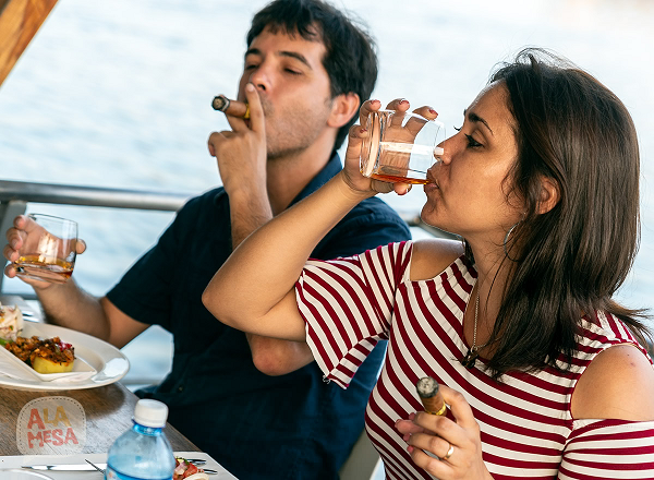 Marida ron y habanos cubanos con un sommelier